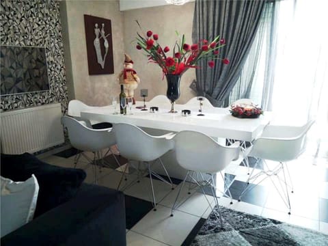 Deluxe Duplex, 3 Bedrooms | Living area | 55-inch Smart TV with cable channels, fireplace, streaming services