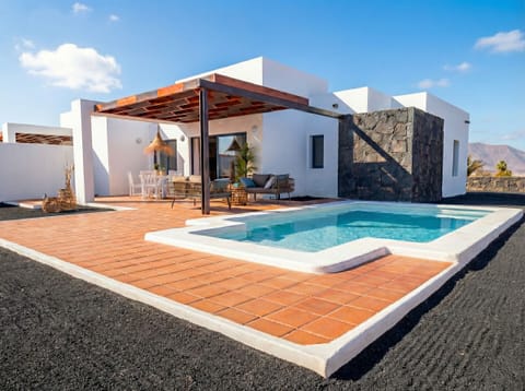 Unforgettable views: enjoy your private pool with panoramic views of the Lanzarote mountains.