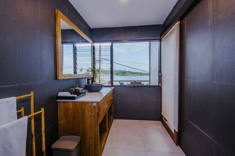 Shower, free toiletries, hair dryer