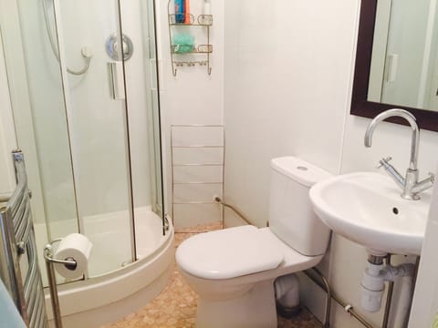 Standard Twin Room, Ensuite | Bathroom | Hair dryer, towels, shampoo, toilet paper