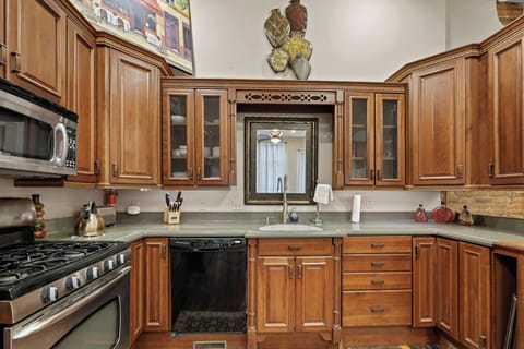 Full-sized gourmet kitchen
