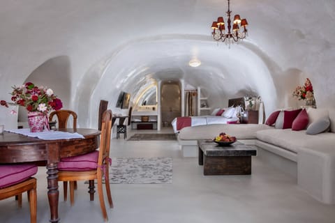 Honeymoon Suite, Private Pool | Minibar, in-room safe, desk, soundproofing