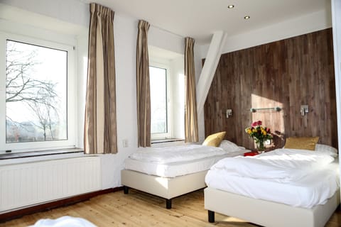 Bungalow, 2 Bedrooms (5 persons) | 1 bedroom, in-room safe, blackout drapes, cribs/infant beds