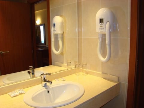 Combined shower/tub, free toiletries, hair dryer, towels