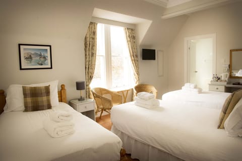 Triple Room | Desk, free WiFi, bed sheets