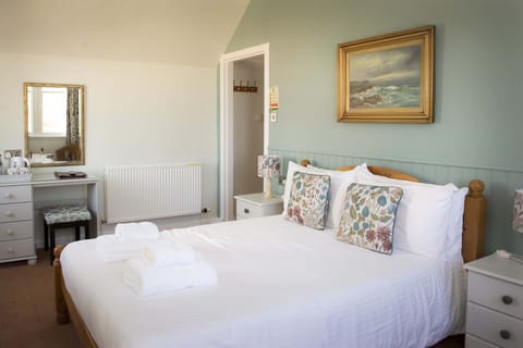 Double Room | Desk, free WiFi, bed sheets