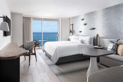 Club Room, 1 King Bed, Club Lounge Access, Oceanfront (Hokupa'a Tower) | Pillowtop beds, in-room safe, desk, blackout drapes