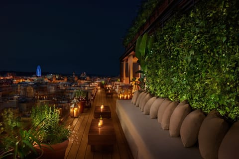 2 bars/lounges, rooftop bar, cocktail bar