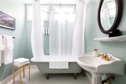 Superior Room, 1 Queen Bed | Bathroom | Designer toiletries, hair dryer, towels