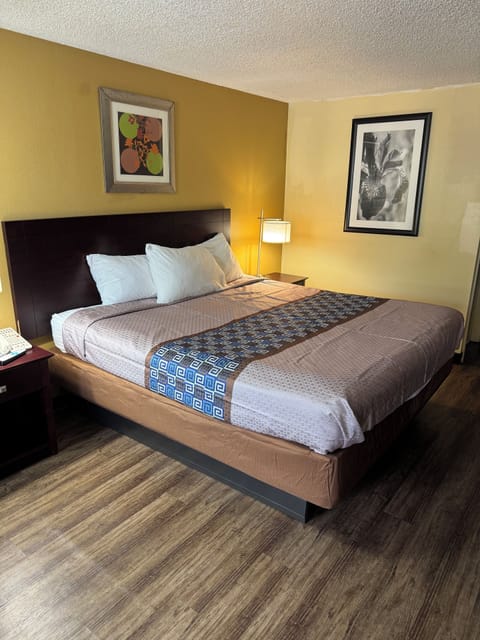 Basic Room | Desk, free WiFi, bed sheets