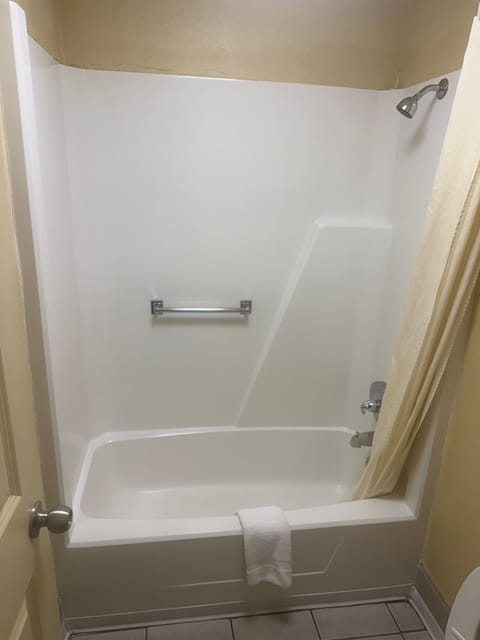 Combined shower/tub, towels