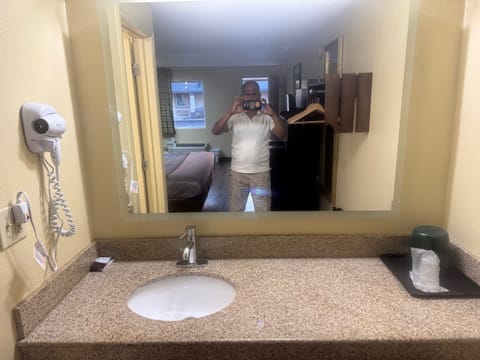 Basic Room | Desk, free WiFi, bed sheets