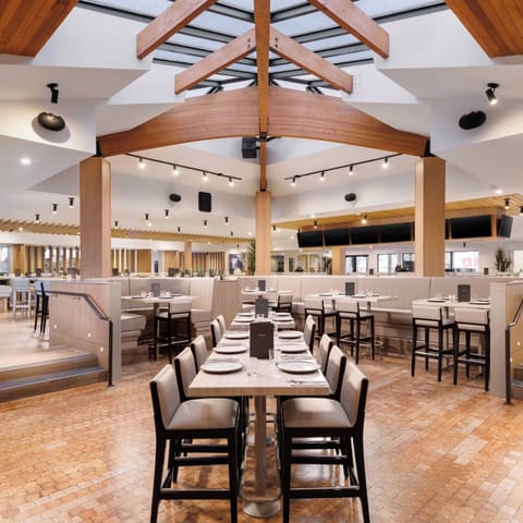 2 restaurants; breakfast, lunch, and dinner served