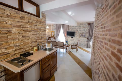 Standard Apartment, 2 Bedrooms, Balcony | Private kitchen