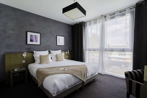 Superior Room, 1 King Bed, Non Smoking, Pool View | Premium bedding, memory foam beds, in-room safe, desk