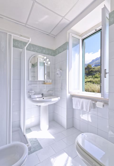 Double or Twin Room | Bathroom | Shower, hair dryer, towels