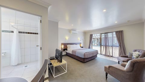 Premium Studio | Laptop workspace, iron/ironing board, WiFi (free)