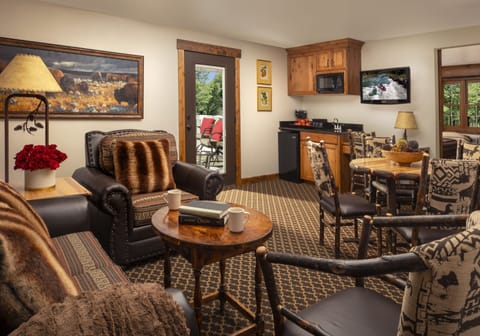 Cottage Master Suite 53 | Premium bedding, pillowtop beds, in-room safe, desk