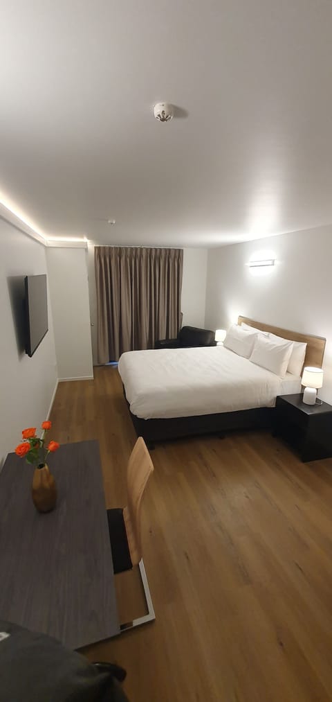 Deluxe studio | Desk, iron/ironing board, free WiFi, bed sheets