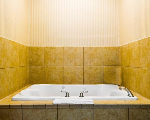 1 bedroom, premium bedding, desk, laptop workspace