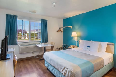 Desk, laptop workspace, free WiFi, bed sheets