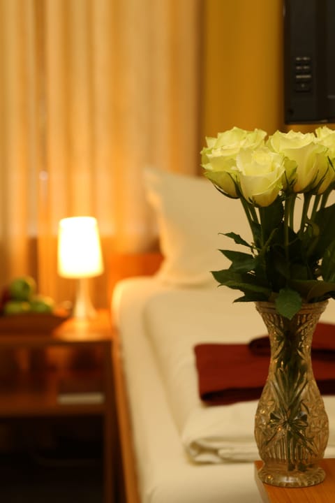 City Single Room | Hypo-allergenic bedding, desk, blackout drapes, free WiFi