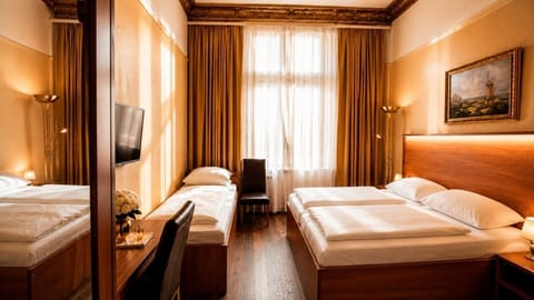 City Triple Room | Hypo-allergenic bedding available, desk, blackout drapes, WiFi (free)