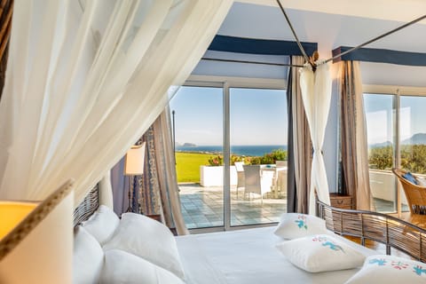 Deluxe Suite | Minibar, in-room safe, blackout drapes, free WiFi