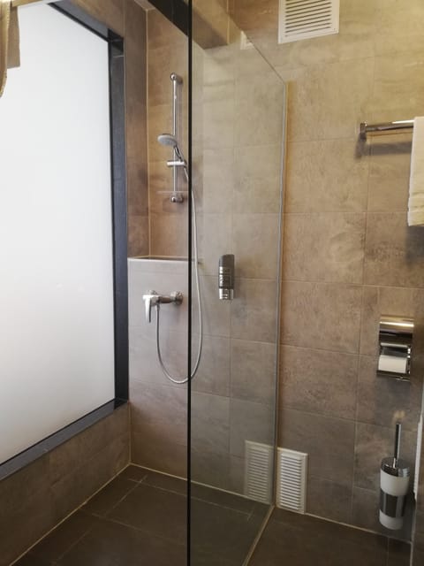 Single Room | Bathroom | Combined shower/tub, hair dryer, towels