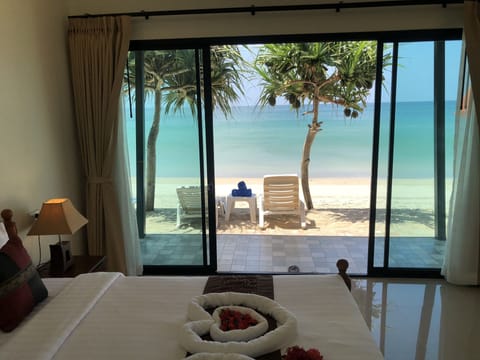 Honeymoon Double Room | Minibar, in-room safe, desk, blackout drapes