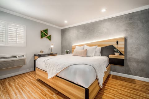 Exclusive Room, 1 King Bed | Iron/ironing board, free WiFi, bed sheets