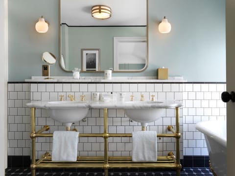 Suite, 1 King Bed, Park View | Bathroom | Shower, rainfall showerhead, designer toiletries, hair dryer