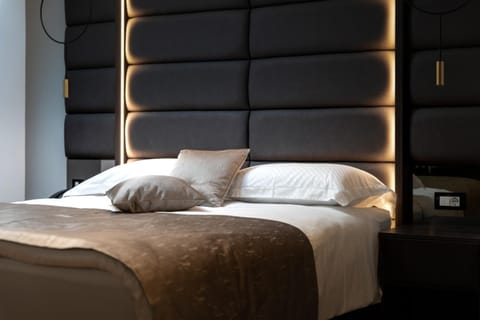 Premium bedding, minibar, in-room safe, laptop workspace