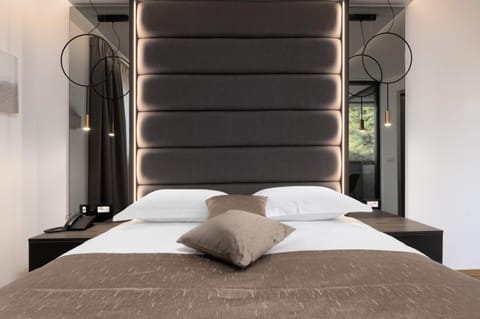 Premium bedding, minibar, in-room safe, laptop workspace