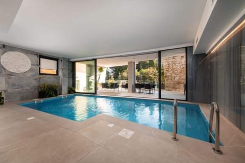 Indoor pool, sun loungers