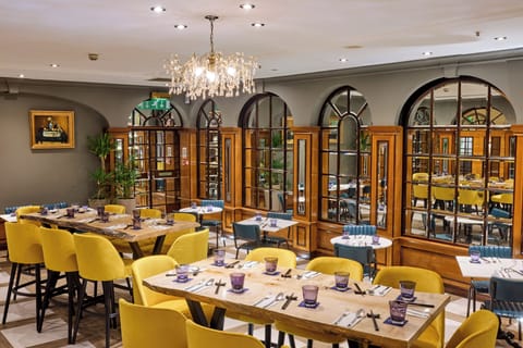 2 restaurants; breakfast, lunch, and dinner served