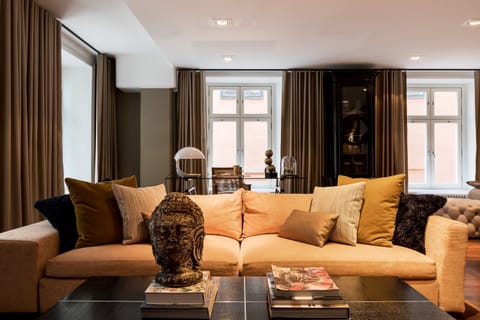 Large Street Room | Premium bedding, down comforters, minibar, in-room safe