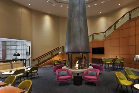 2 bars/lounges