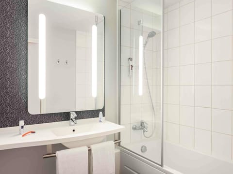 Desk, soundproofing, free WiFi, bed sheets