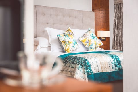 Junior Suite | In-room safe, desk, laptop workspace, blackout drapes