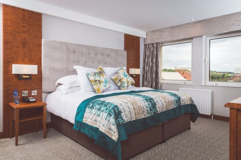 Junior Suite | In-room safe, desk, laptop workspace, blackout drapes