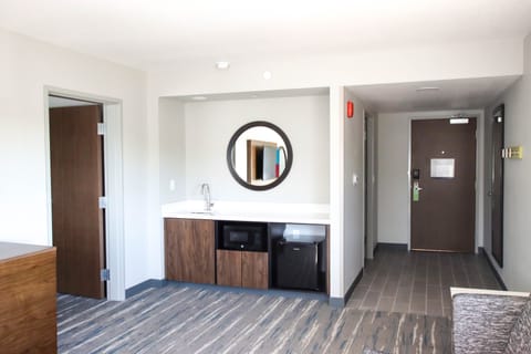 Suite, 1 King Bed, City View | In-room safe, soundproofing, iron/ironing board, free cribs/infant beds