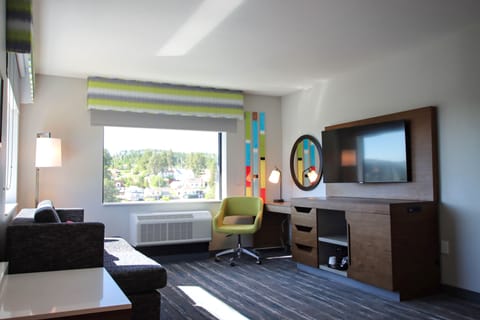 Suite, 1 King Bed, City View | In-room safe, soundproofing, iron/ironing board, free cribs/infant beds