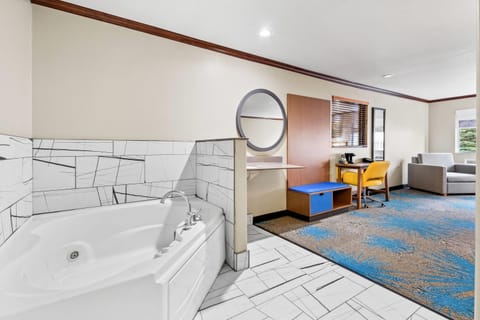 Studio Suite, 1 King Bed, Non Smoking | Individually decorated, individually furnished, desk