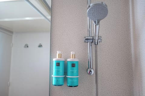Classic Room, 2 Twin Beds | Bathroom | Combined shower/tub, eco-friendly toiletries, hair dryer, towels