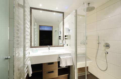 Deluxe Double or Twin Room, Balcony | Bathroom | Free toiletries, hair dryer, bathrobes, slippers