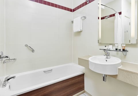 Combined shower/tub, free toiletries, hair dryer, towels
