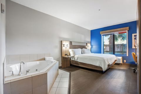 Suite, 1 King Bed, Jetted Tub | Egyptian cotton sheets, premium bedding, down comforters, pillowtop beds