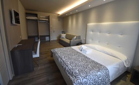 Minibar, desk, soundproofing, WiFi (free)