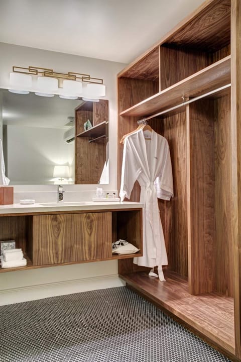 Combined shower/tub, free toiletries, hair dryer, bathrobes